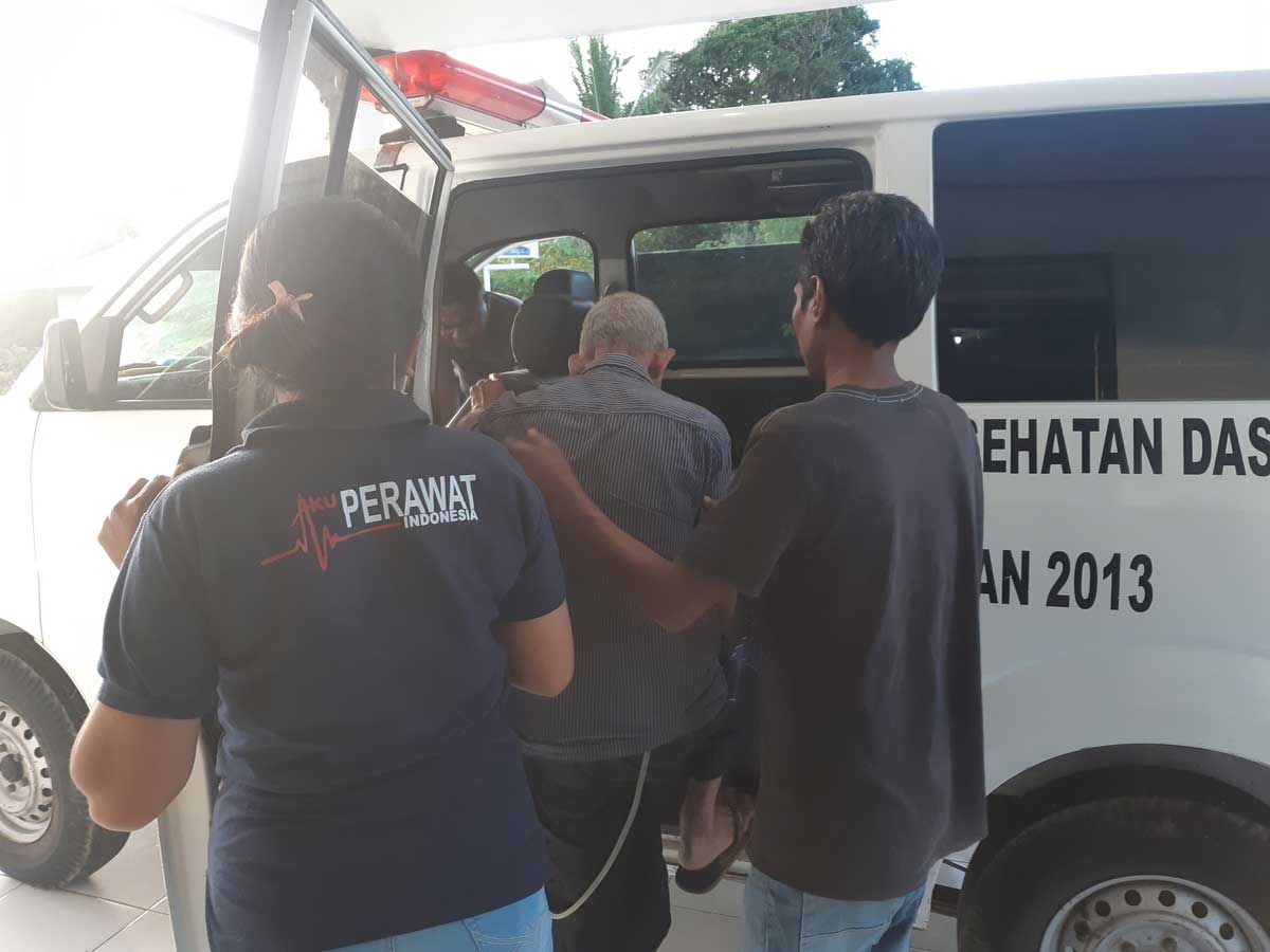 Rien Simon (81) naik ambulans meninggalkan Puskesmas Wonreli di Pulau Kisar, Kabupaten Maluku Barat Daya, Maluku, pada Kamis (20/4/2023)
